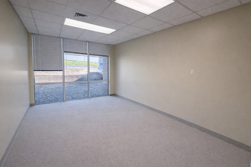 More Photos Of 100 W Guilford St, Thomasville Office For Lease