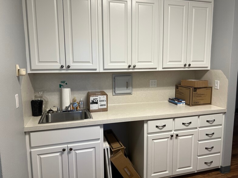 More Photos Of 921 Lakeview Blvd, New Braunfels Medical For Lease