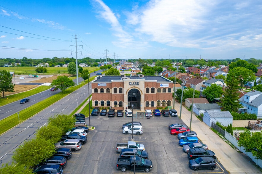 More Photos Of 6050 Greenfield Rd, Dearborn Medical For Lease