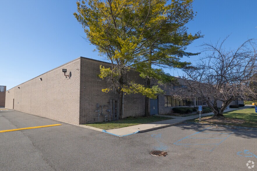 More Photos Of 60 Executive Blvd, Farmingdale Manufacturing For Sale