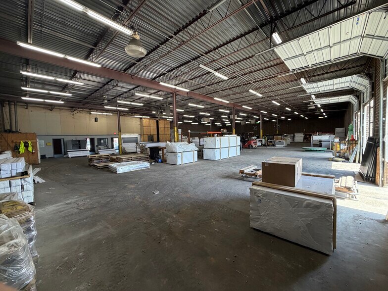 More Photos Of 4827 Rozzelles Ferry Rd, Charlotte Warehouse For Lease