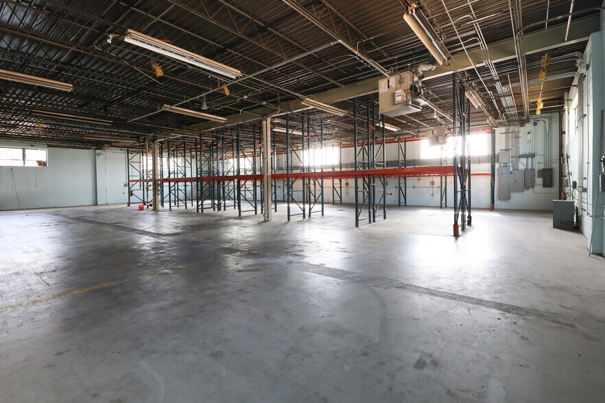 More Photos Of 820 Nicholas Blvd, Elk Grove Village Manufacturing For Lease