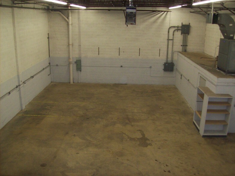 More Photos Of 112 Oakgrove Rd, Dulles Town Center Warehouse For Sale