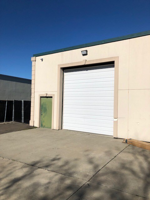 More Photos Of 70 Remington Blvd, Ronkonkoma Showroom For Sale