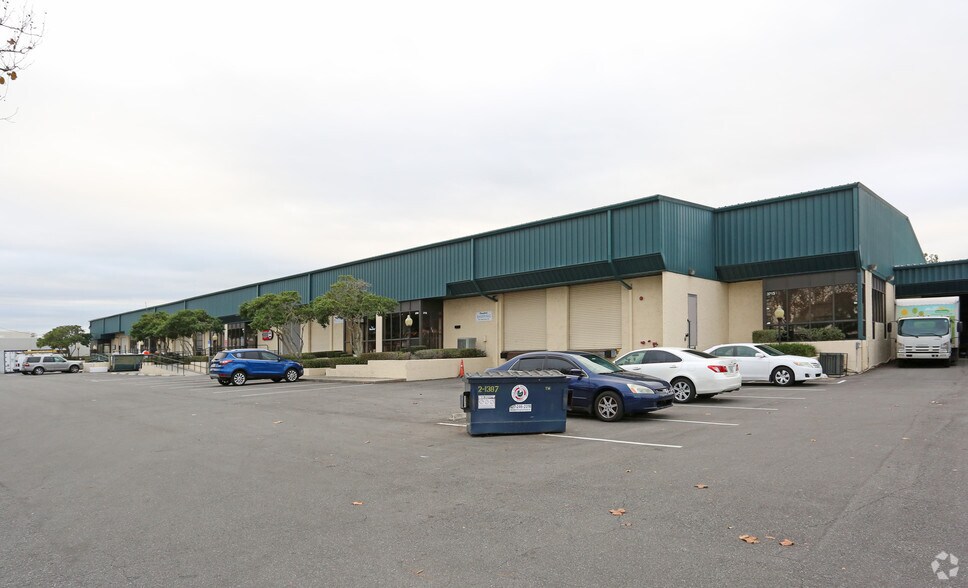 More Photos Of 3701-3709 Vineland Rd, Orlando Warehouse For Lease