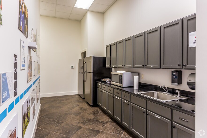 More Photos Of 304 Heritage Dr, Oxford General Retail For Sale