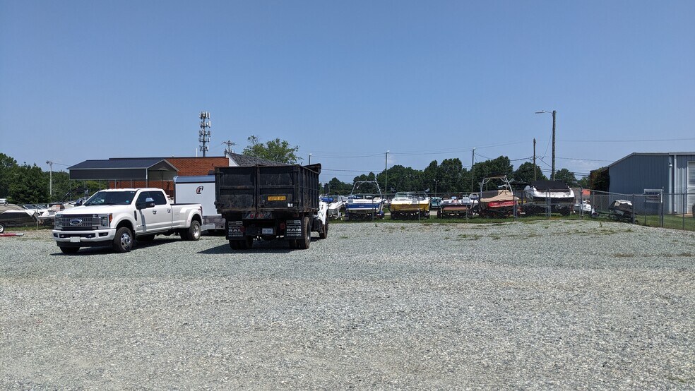 More Photos Of 2105 Maple Ave, Burlington Warehouse For Lease