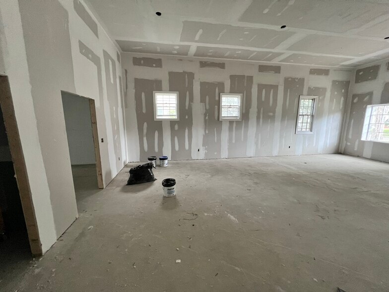 More Photos Of 909 Main St, West Point Storefront Retail Office For Lease