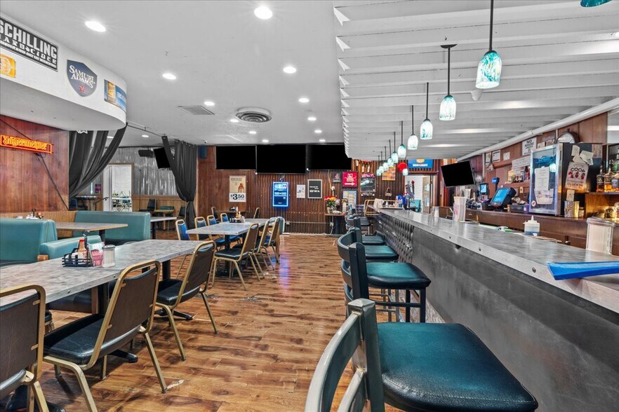 More Photos Of 535 S Columbia River Hwy, Saint Helens General Retail For Lease