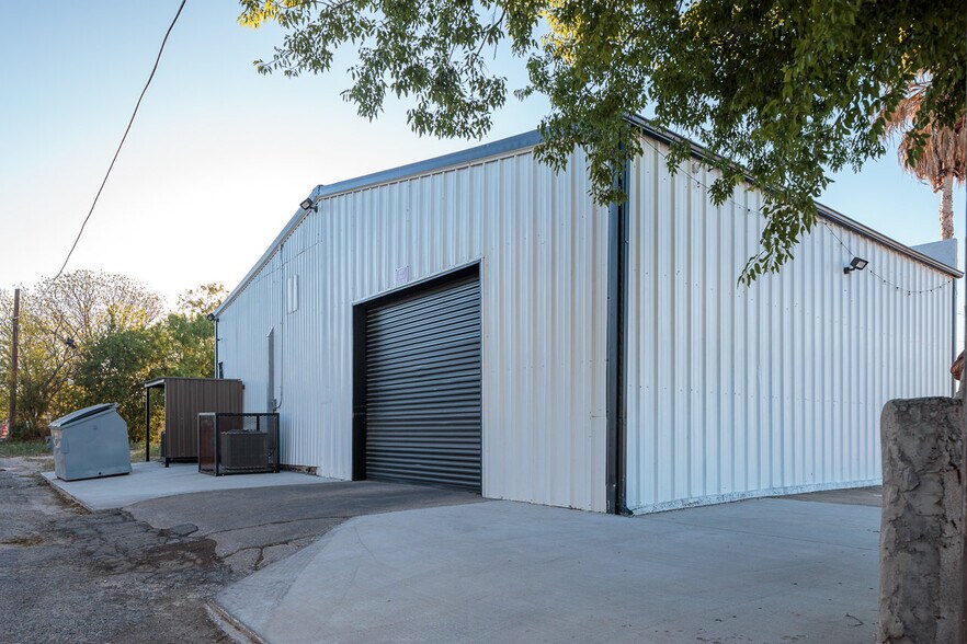 More Photos Of 607 W Gibbs St, Del Rio Storefront Retail Office For Sale