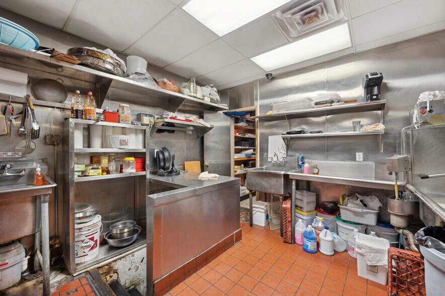 More Photos Of 222 S 15th St, Philadelphia Restaurant For Sale