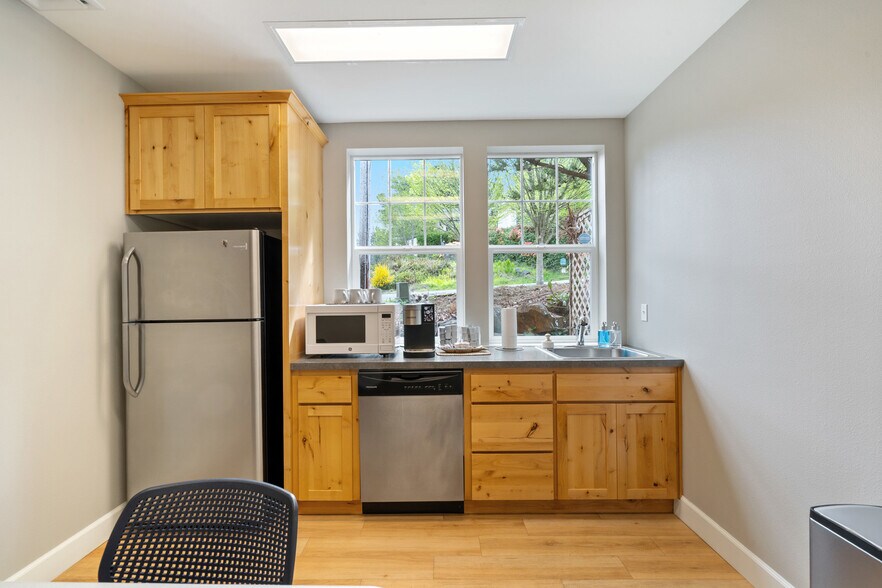 More Photos Of 2210 NE 22nd St, Lincoln City Office For Lease