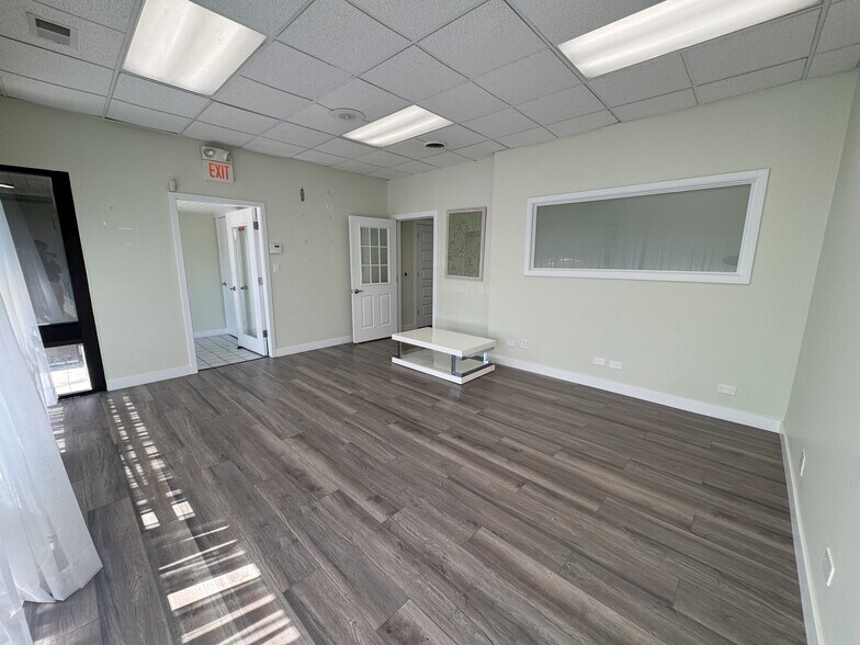 More Photos Of 939 N Plum Grove Rd, Schaumburg Medical For Lease
