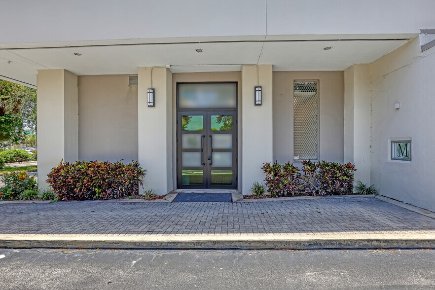 More Photos Of 2701 W Okeechobee Blvd, West Palm Beach Office For Sale