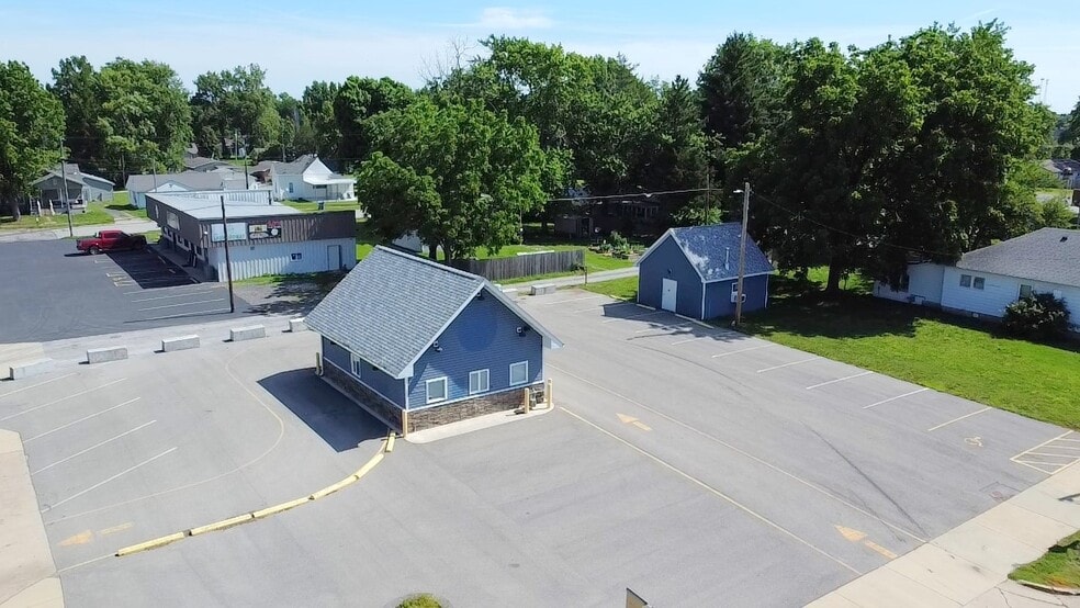 More Photos Of 102 N Park St, Sesser Restaurant For Sale