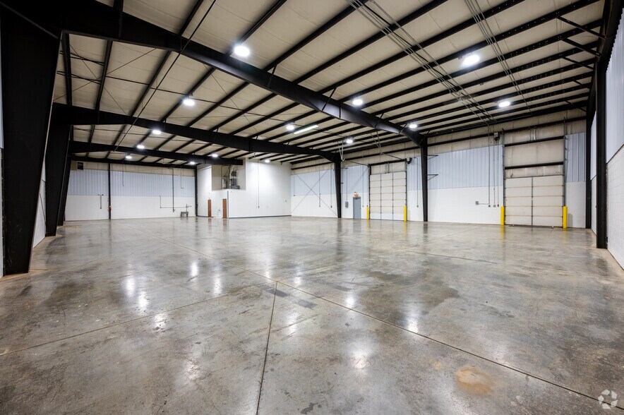 More Photos Of 4036 Perry Blvd, Whitestown Warehouse For Lease