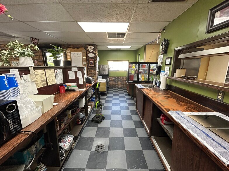 More Photos Of 1110 E 4th St, Ainsworth Restaurant For Sale