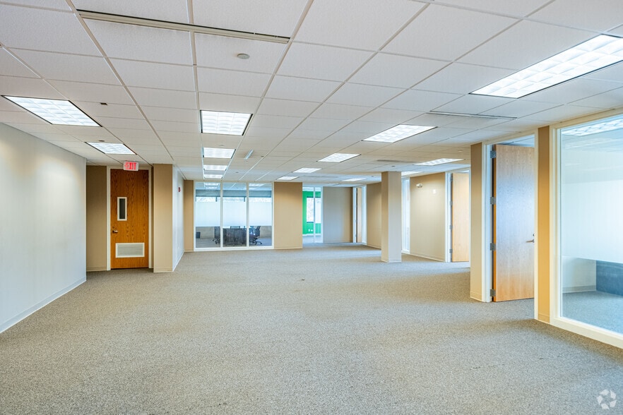 More Photos Of 387 Shuman Blvd, Naperville Medical For Lease