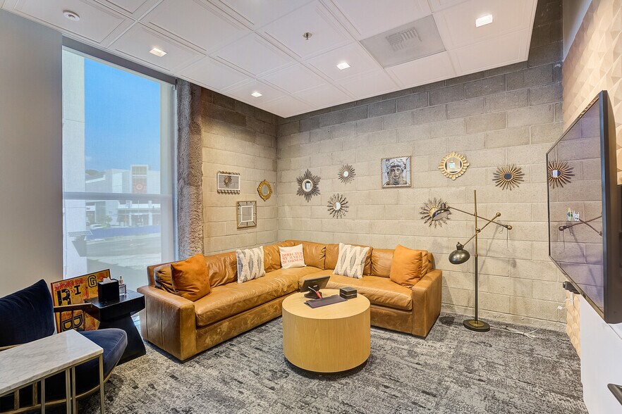 More Photos Of 1377 N Serrano Ave, Los Angeles Loft Creative Space For Lease