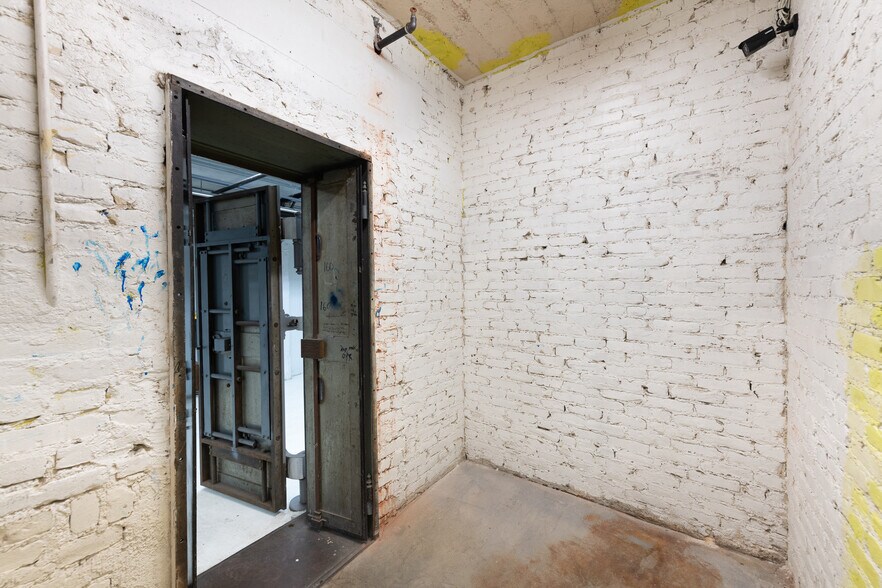 More Photos Of 197 E Jefferson Blvd, Los Angeles Warehouse For Sale