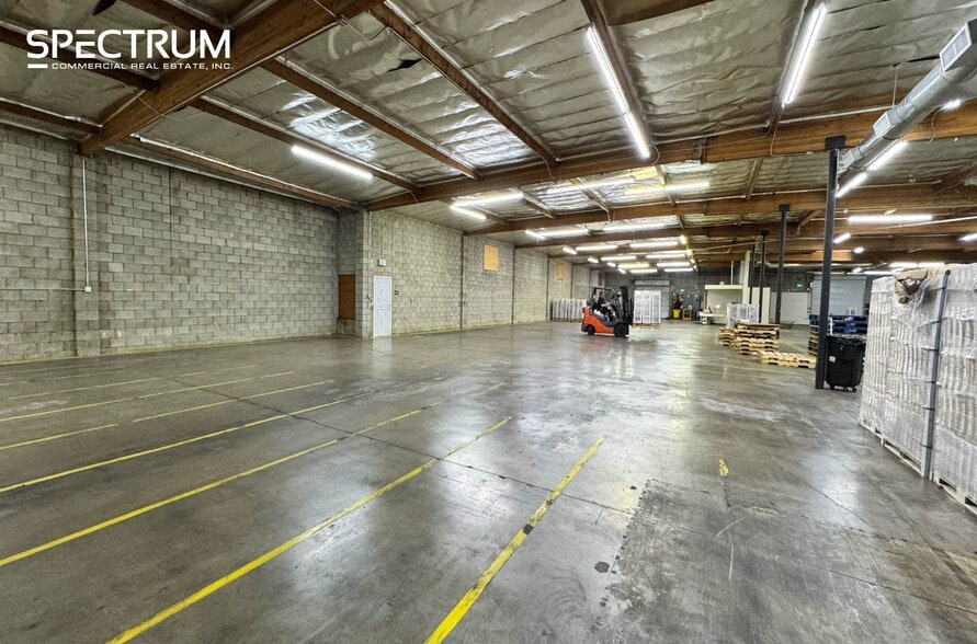 More Photos Of 7727-7729 Burnet Ave, Van Nuys Warehouse For Lease