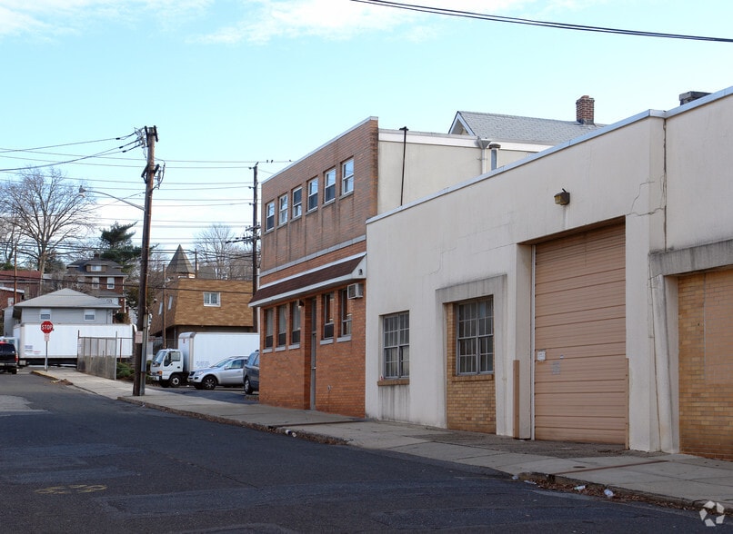 More Photos Of 1008-1018 Hoyt Ave, Ridgefield Warehouse For Lease