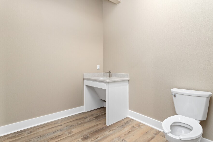 More Photos Of 1750 Cardinal dr, Beaumont Flex For Sale