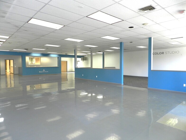 More Photos Of 202 E Main St, Montrose Storefront Retail Office For Lease