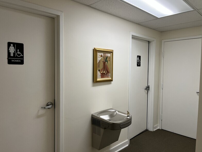 More Photos Of 10712 Ballantraye Dr, Fredericksburg Office Residential For Lease