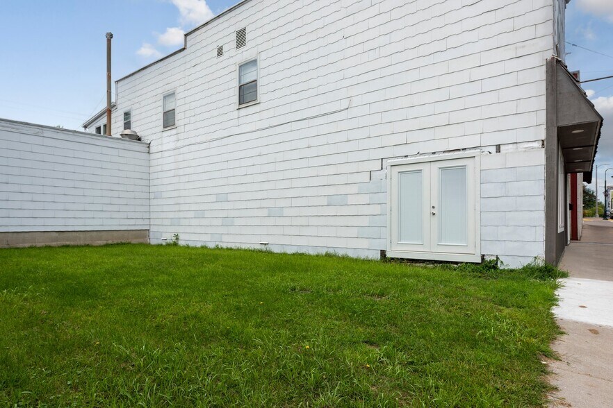 More Photos Of 120 1st St N, Montgomery Storefront Retail Residential For Lease