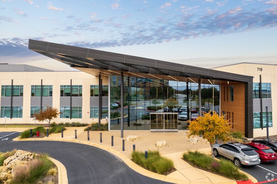 More Photos Of 710 Hester's Crossing Rd, Round Rock Office For Lease