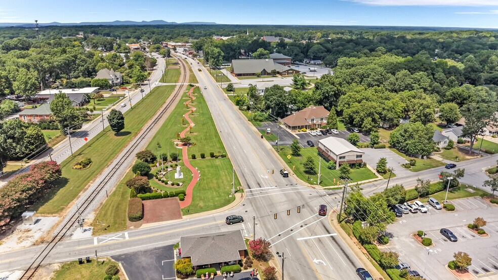 More Photos Of 414 W Fernwood Dr, Simpsonville General Retail For Sale