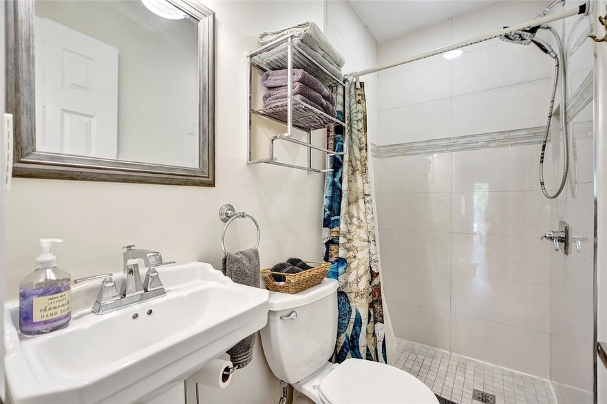 More Photos Of 322 Oklahoma St, Hollywood Multifamily For Sale