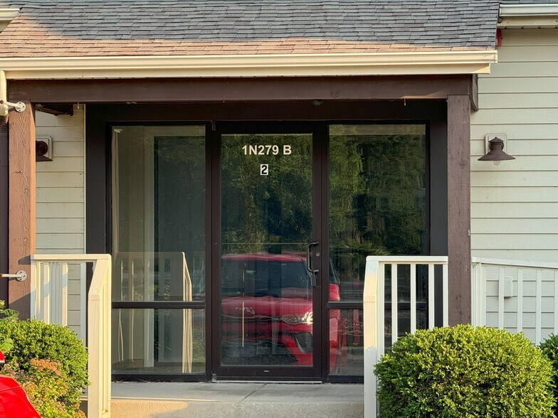 More Photos Of 1N279 Lafox Rd, Lafox General Retail For Sale