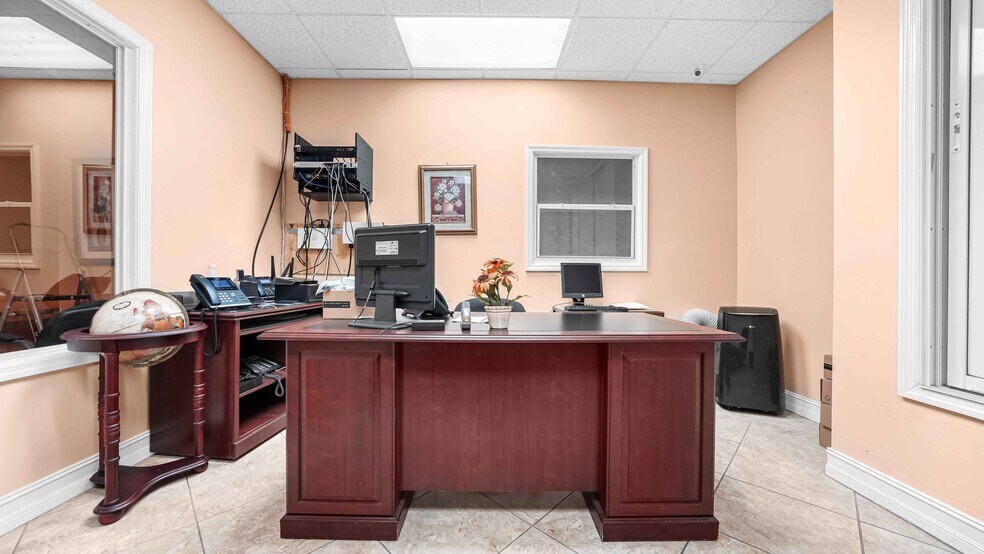 More Photos Of 7450 NW 41st St, Miami Manufacturing For Sale