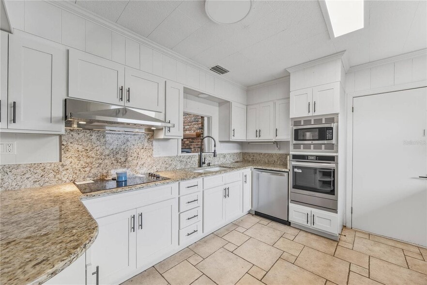 More Photos Of 274 W Kings Hwy, Center Hill Flex For Sale