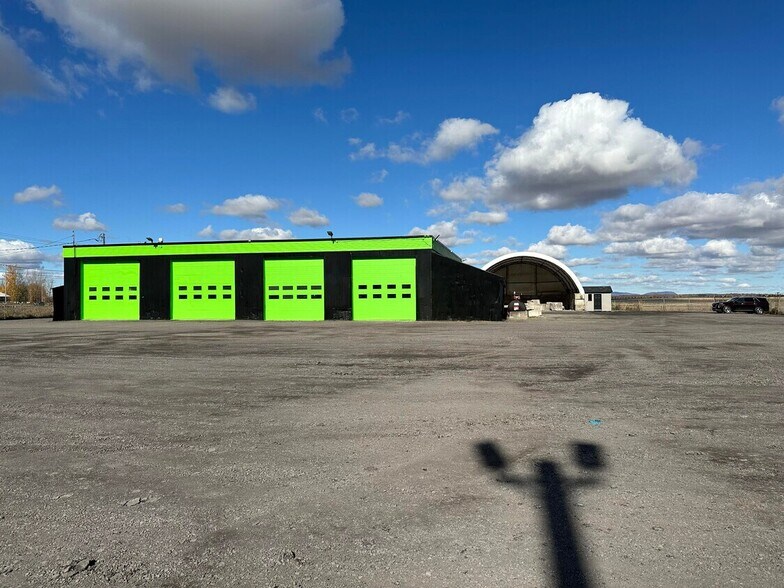 Primary Photo Of 368 Boul Croisetière N, Saint-jean-sur-richelieu Contractor Storage Yard For Lease