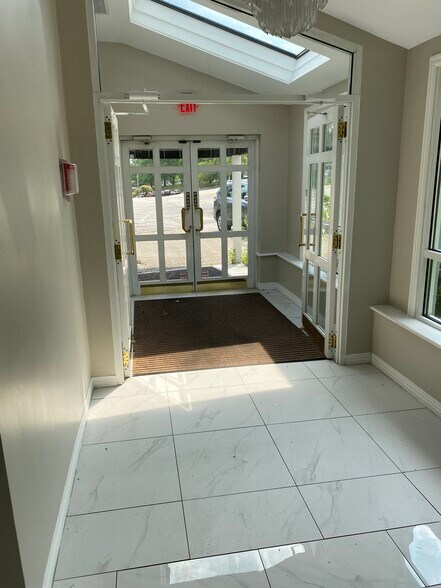 More Photos Of 489 E Main St, Jefferson Valley Freestanding For Lease