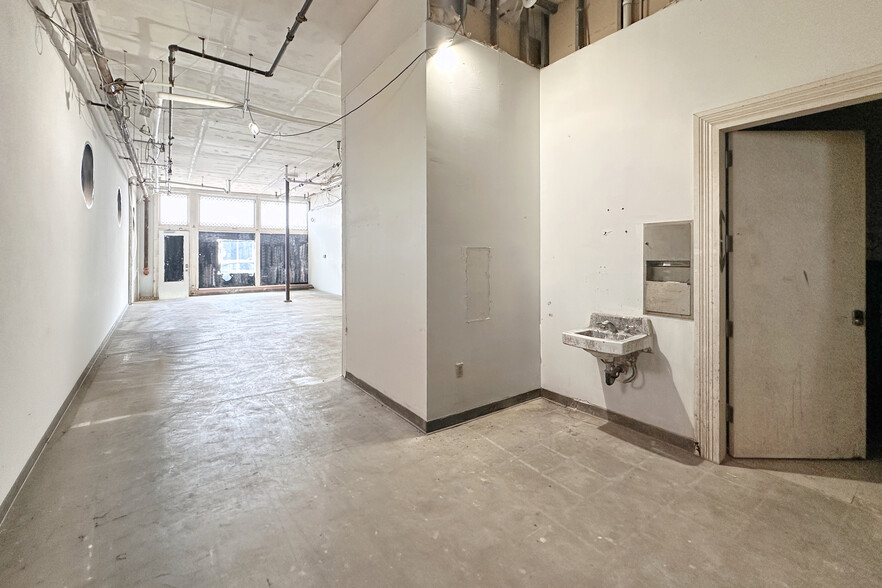 More Photos Of 747 Saint Charles Ave, New Orleans Storefront Retail Office For Lease