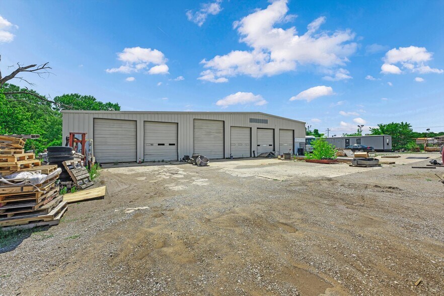 More Photos Of 1515 E Main St, Yukon Industrial For Sale