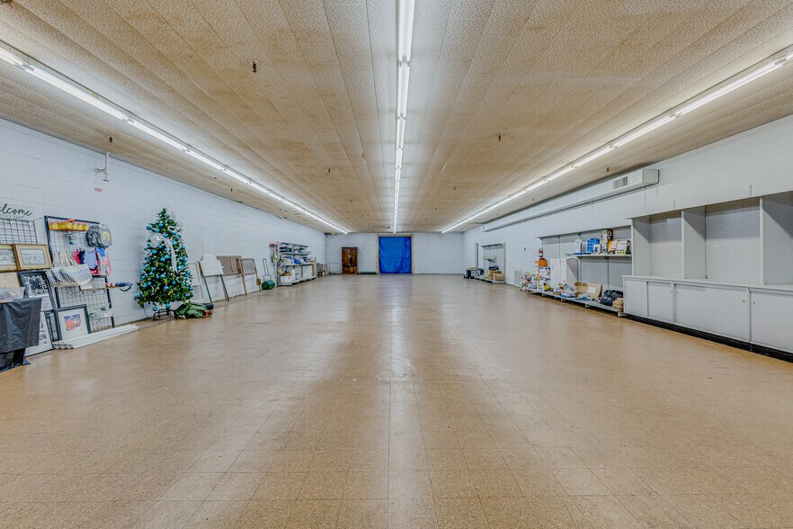 More Photos Of 1000 Gilway St, Holly Hill Light Distribution For Sale