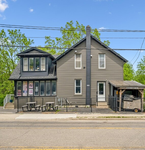 More Photos Of 3188 King St E, Kitchener Freestanding For Sale