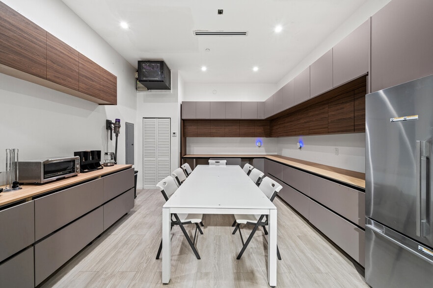 More Photos Of 17401 NW 2nd Ave, Miami Warehouse For Sale