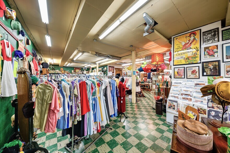 More Photos Of 890 Lake Ave, Woodstock General Retail For Sale