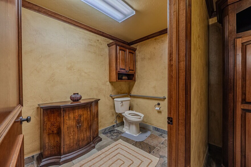 More Photos Of 1530 SW 89th St, Oklahoma City Office For Sale