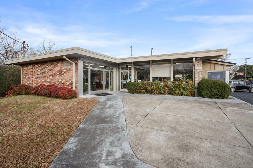 More Photos Of 2000 Columbia Ave, Franklin Freestanding For Lease