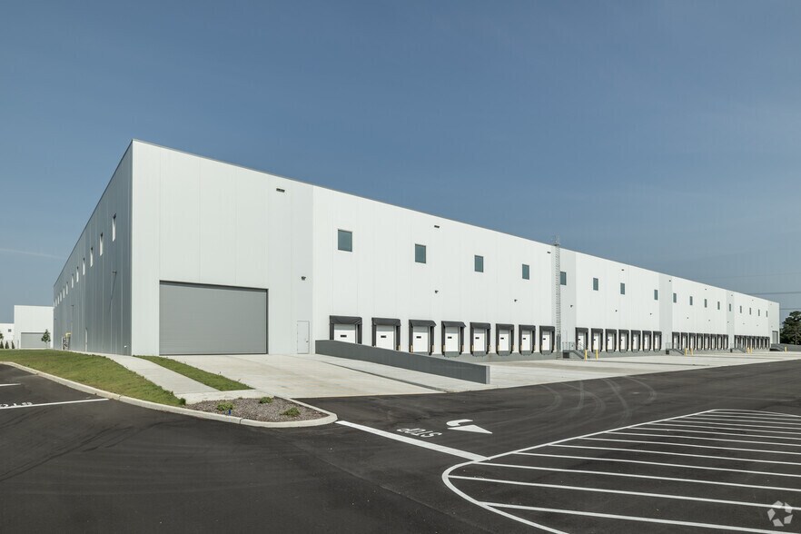 More Photos Of Long Island Expy @ Sills Rd, Medford Distribution For Lease