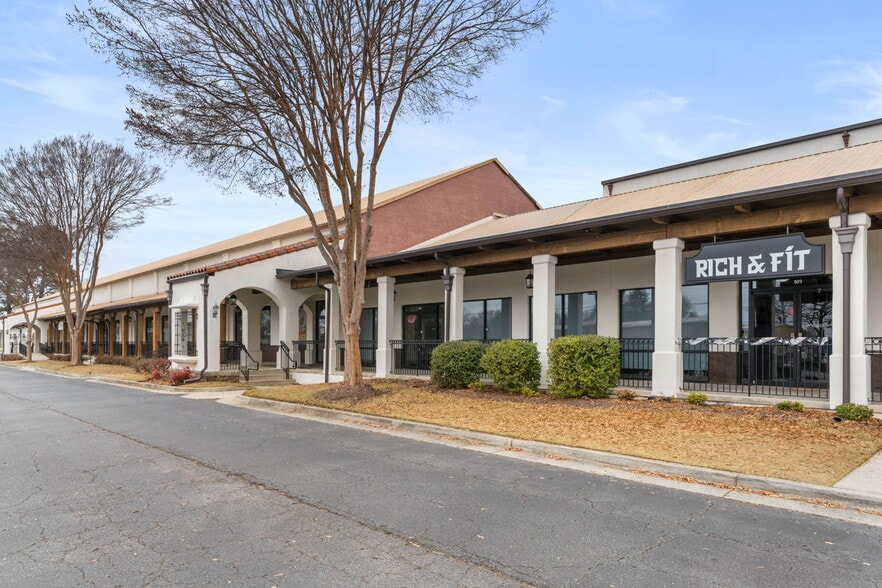 More Photos Of 5522 New Peachtree Rd, Chamblee General Retail For Lease