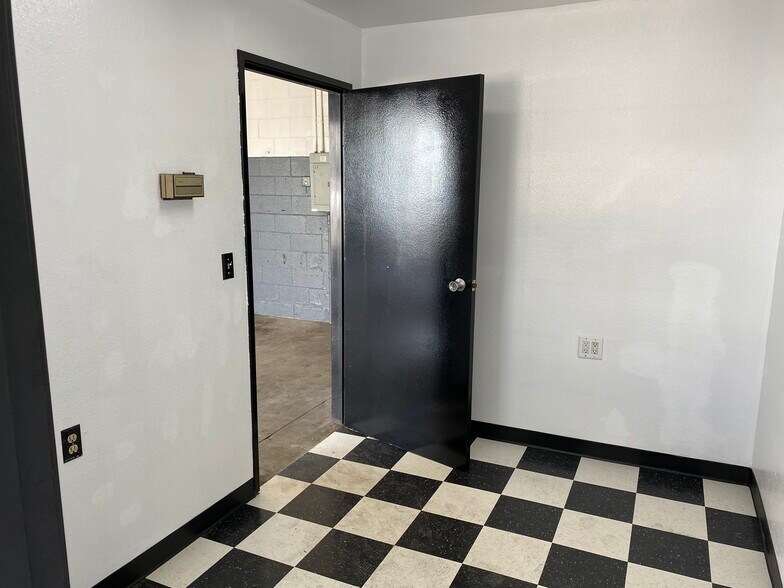 More Photos Of 3209 E Thousand Oaks Blvd, Thousand Oaks Unknown For Lease