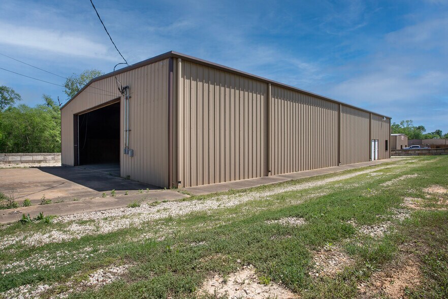 More Photos Of 15503 TX-110, Whitehouse Warehouse For Lease